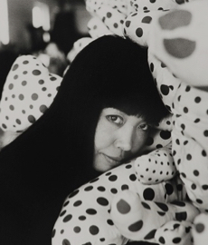 Yayoi Kusama: La reina de los puntos, la soledad y el coraje artístico